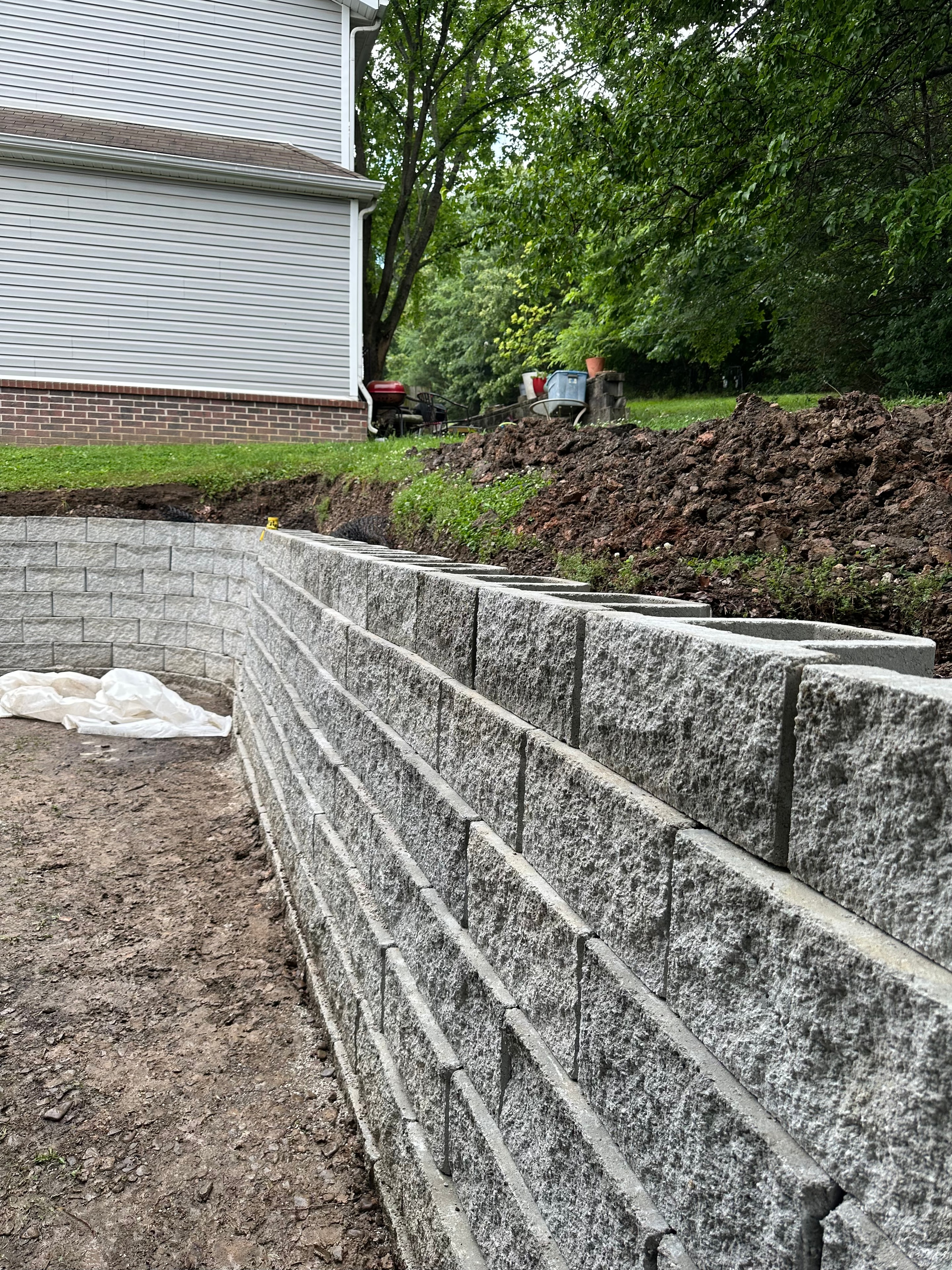 Block retaining wall installation with drainage