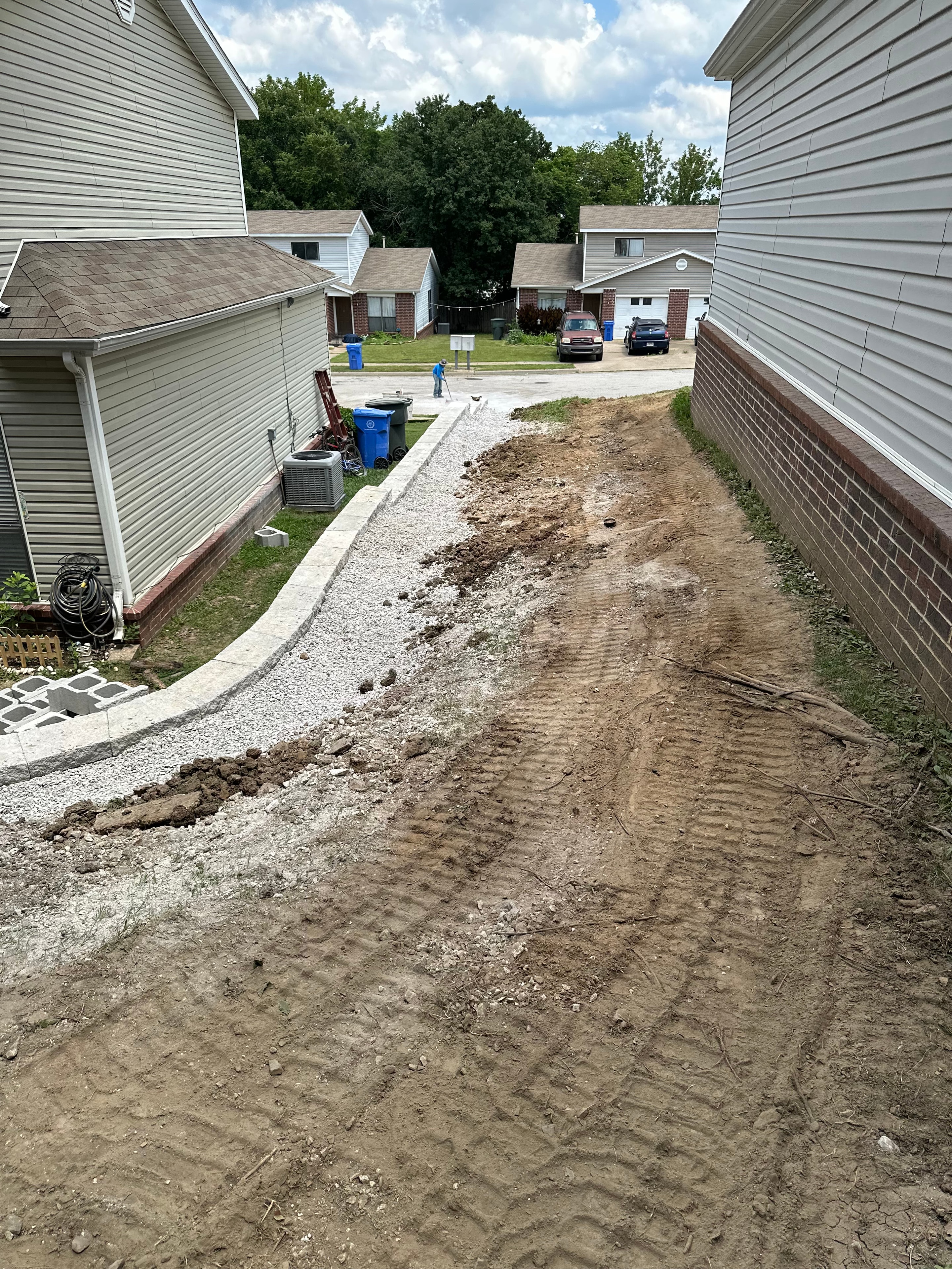 Curved retaining wall with gravel base