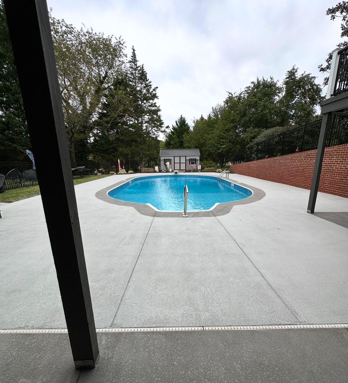 Concrete pool surround with smooth finish